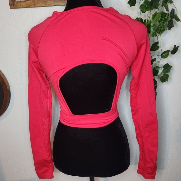 Aura Athletica Red Cropped Open Back Compression Size Medium - Picture 3 of 6